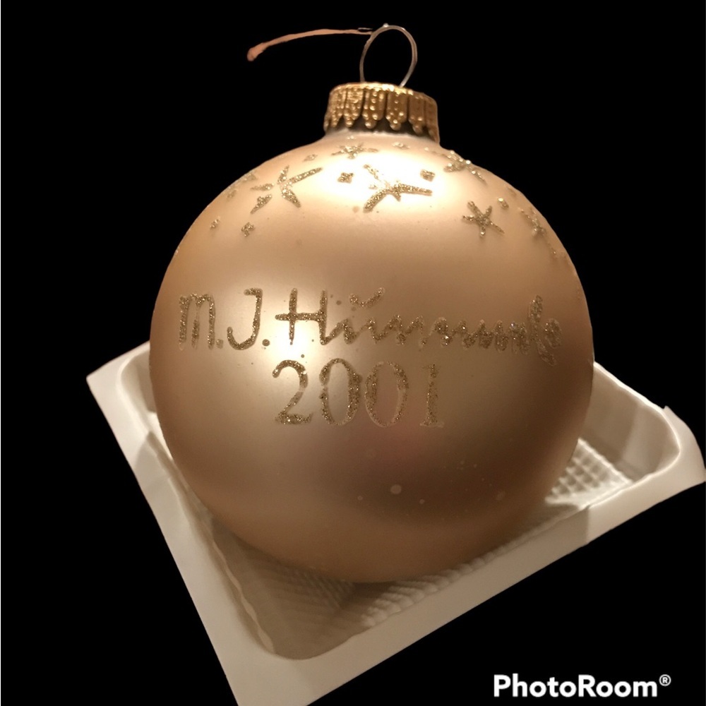 M.I. Hummel Glass Ornament 2001 - Picture 5 of 6